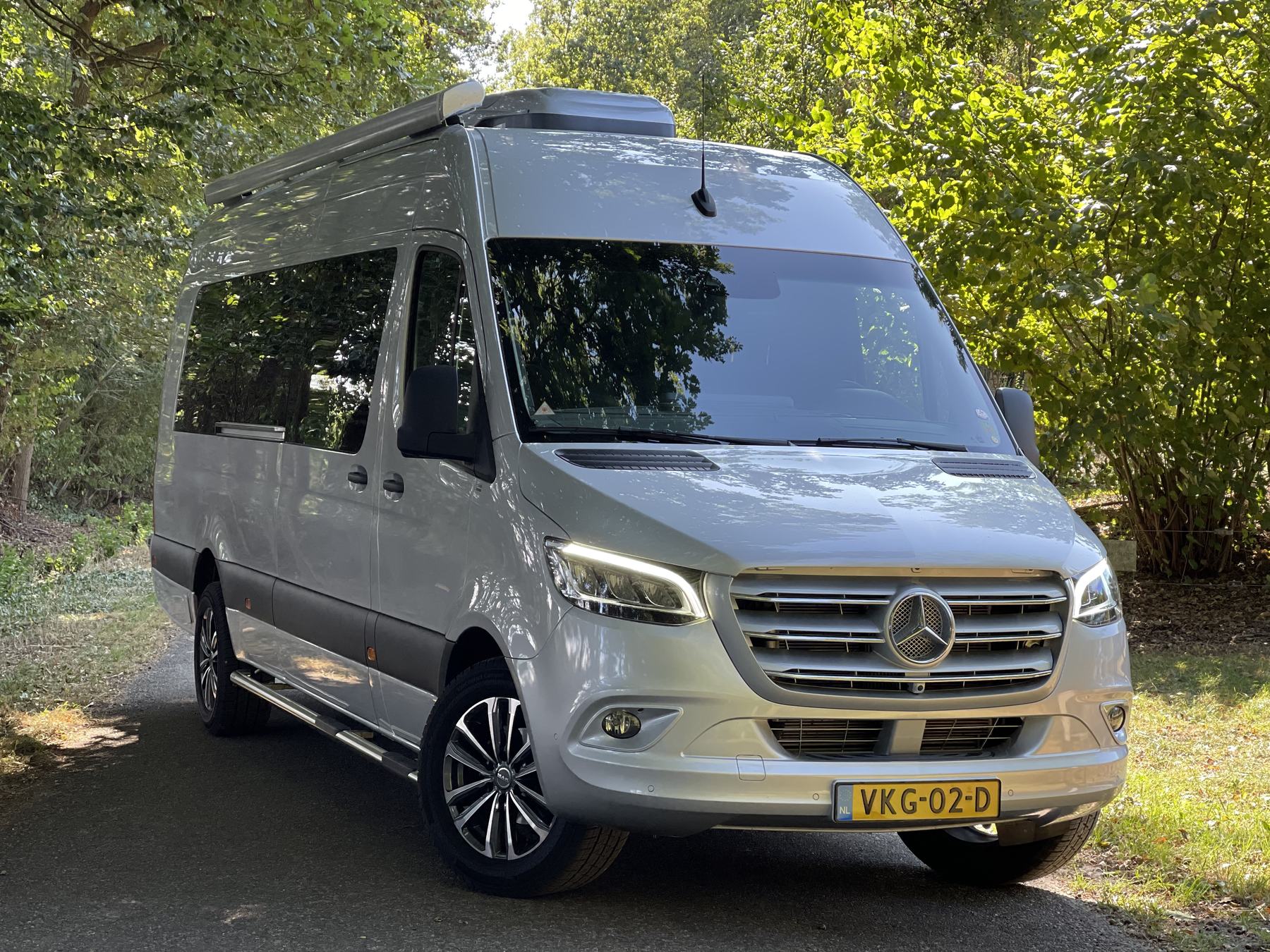 Santa — Mercedes Sprinter, driekwart voor