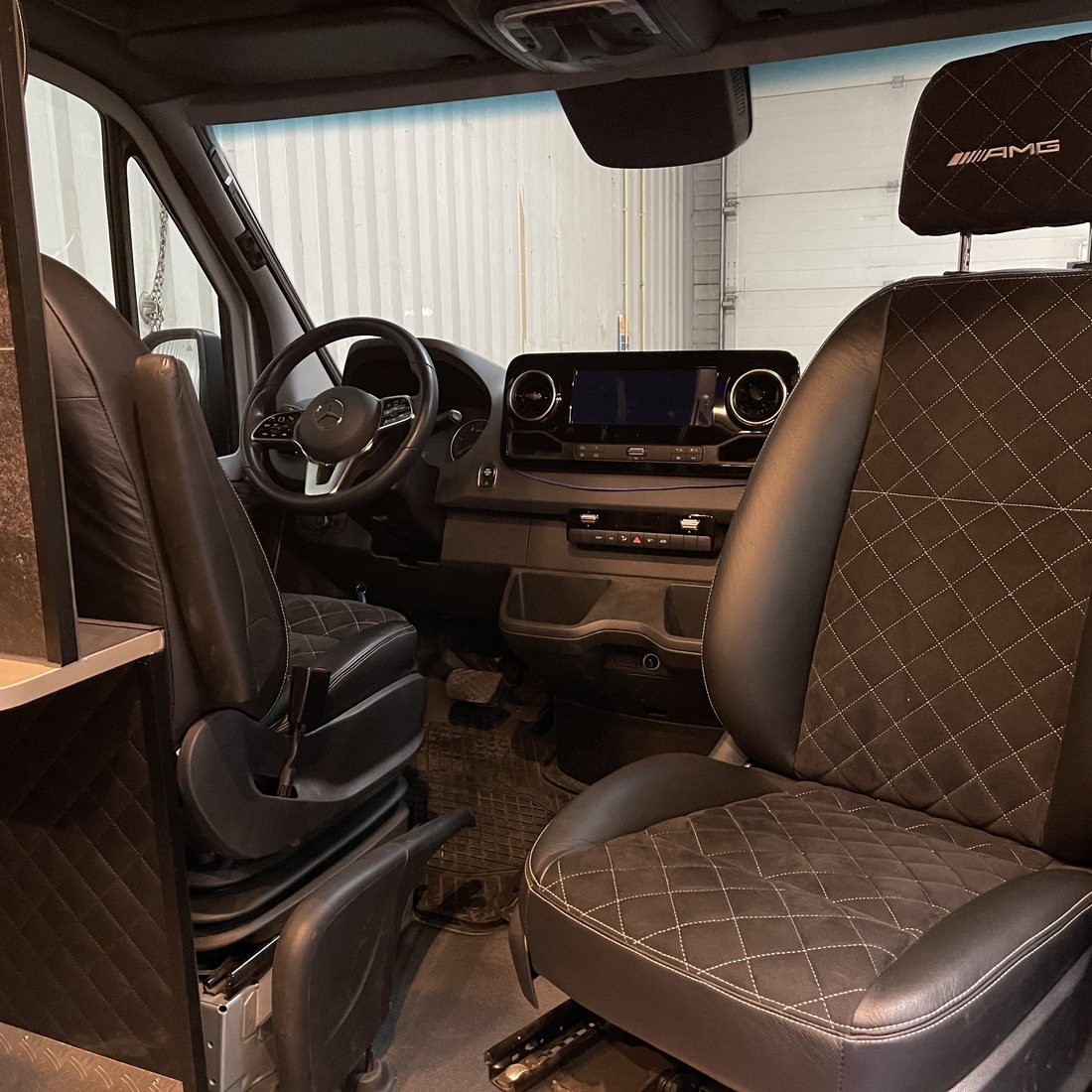 Cabine met AMG-stoelen en koffieplek