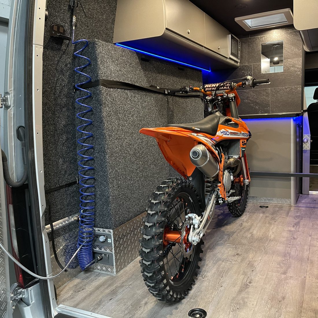 Crossmotor vastgezet in de laadruimte